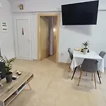 Annie\'S Apartment