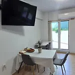 Annie\'S Apartment